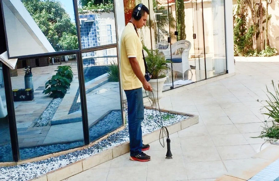 Técnico da Império utilizando equipamento de detecção de vazamentos