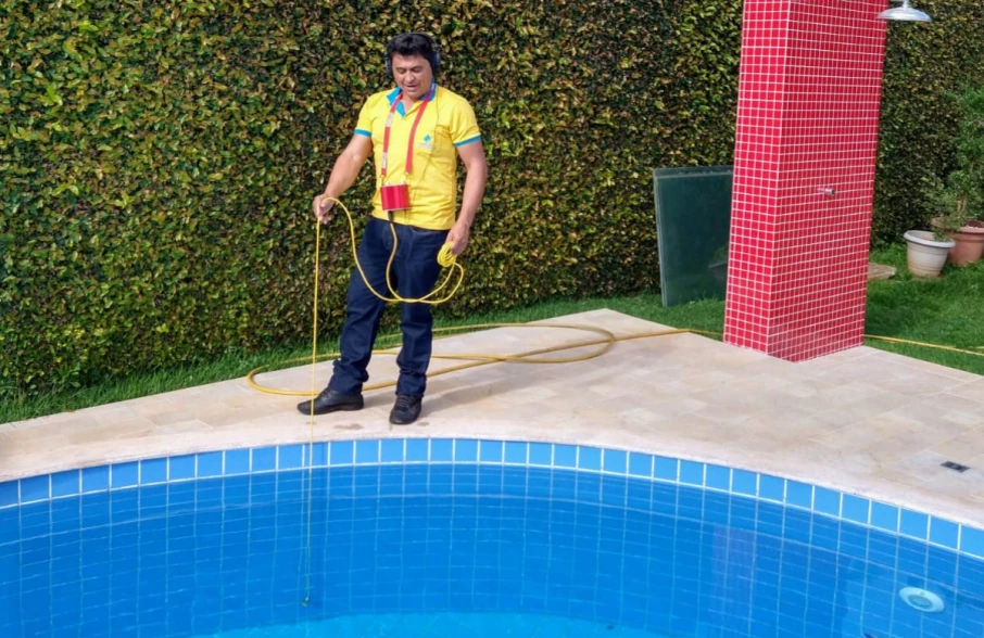 Técnico realizando investigação de vazamento em piscina