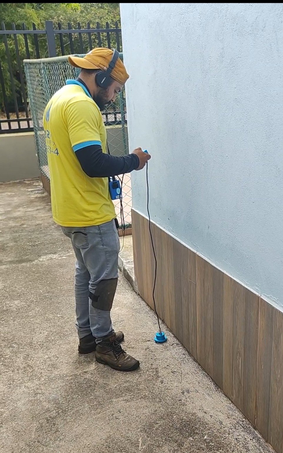 Técnico da Império utilizando equipamento para detecção de vazamentos